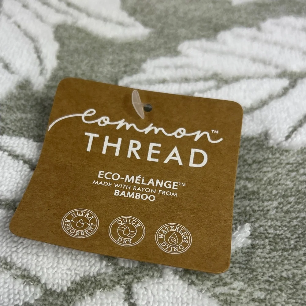 Common Thread Bath Towels Bamboo Cotton Green White Leaf Pattern Set of 2 NEW